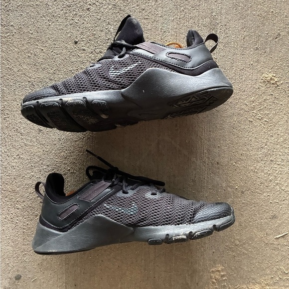 Nike shoes - Picture 3 of 5